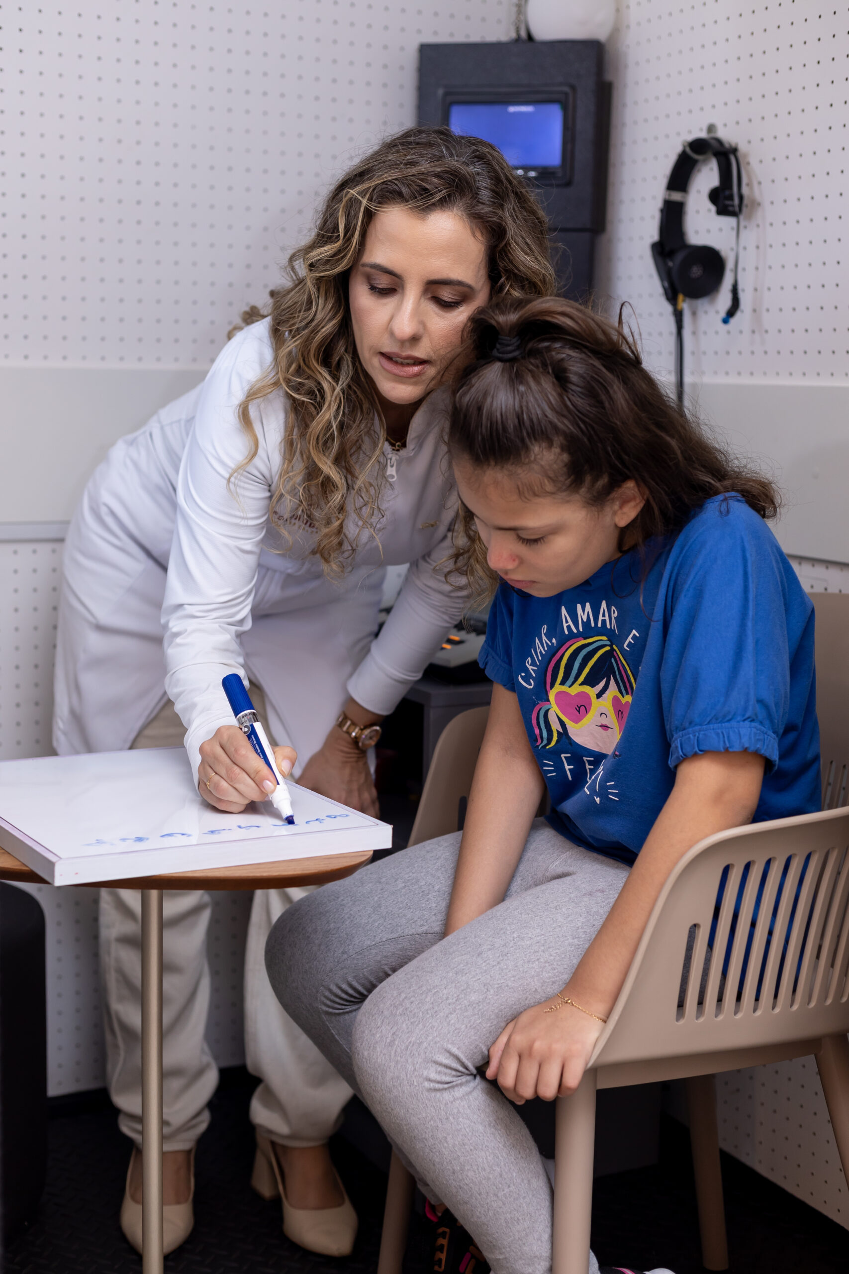 Dra. Janaína Colon em avaliação auditiva infantil na cabine, em Indaiatuba
